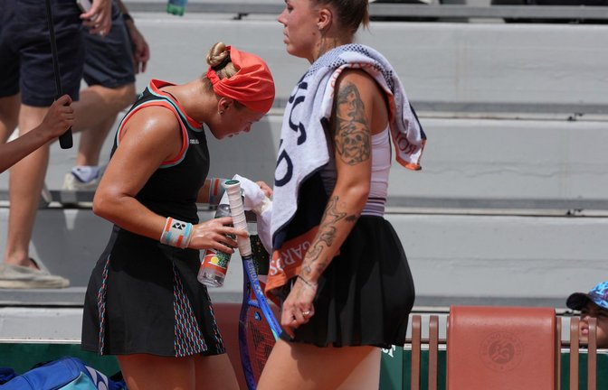 Beim Tennismatch der Russin Diana Schnaider (l) gegen die Ukrainerin Oleksandra Olijnykowa ging es um mehr als nur Sport.<span class='image-autor'>Foto: Thibault Camus/AP/dpa</span>