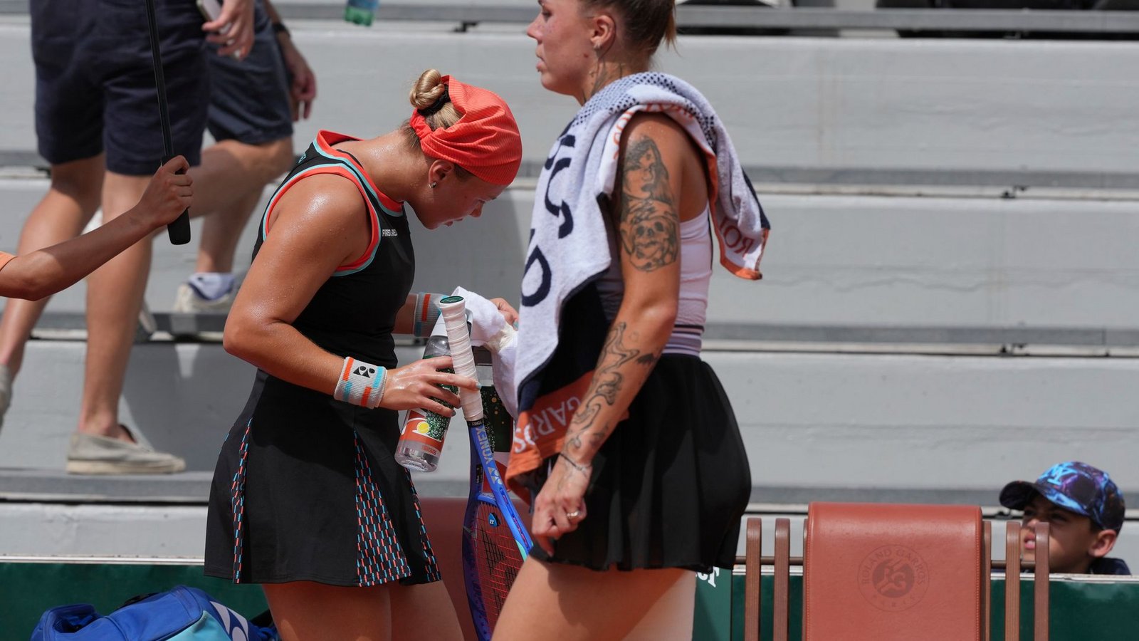 Beim Tennismatch der Russin Diana Schnaider (l) gegen die Ukrainerin Oleksandra Olijnykowa ging es um mehr als nur Sport.Foto: Thibault Camus/AP/dpa