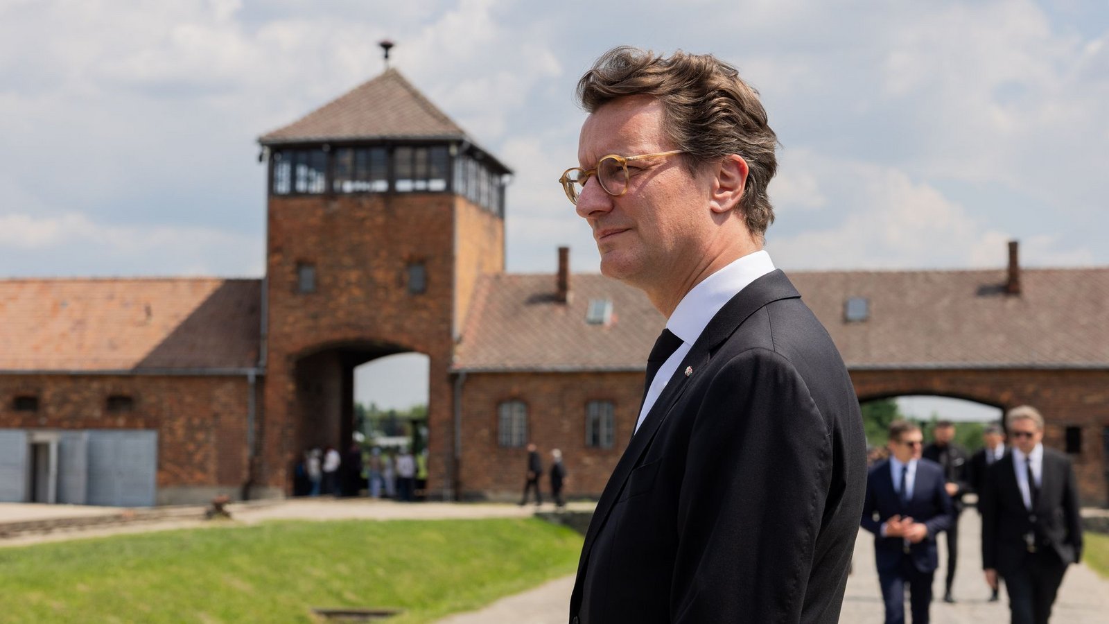 Dass Wüst auf international schwierigem Parkett bestehen kann, zeigte er vergangene Woche bei seiner Reise nach Schlesien und seinem ersten Besuch im ehemaligen deutschen Vernichtungslager Auschwitz-Birkenau. (Archivbild)Foto: Rolf Vennenbernd/dpa Dass Wüst auf international schwierigem Parkett bestehen kann, zeigte er vergangene Woche bei seiner Reise nach Schlesien und seinem ersten Besuch im ehemaligen deutschen Vernichtungslager Auschwitz-Birkenau. (Archivbild)Foto: Rolf Vennenbernd/dpa