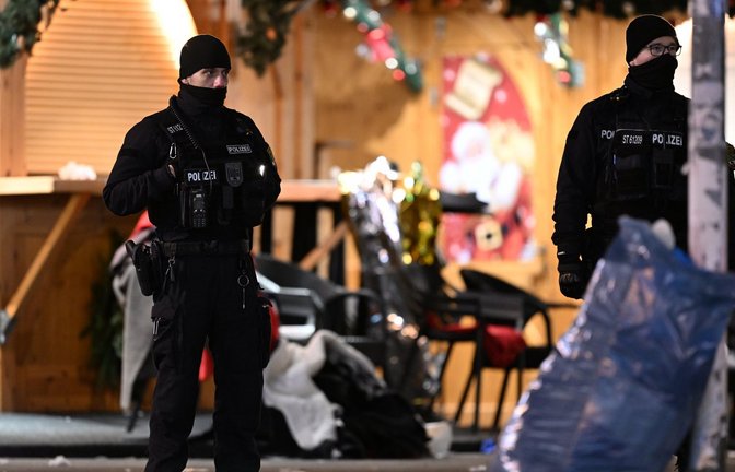 Polizisten sichern den Tatort in Magdeburg.<span class='image-autor'>Foto: dpa/Hendrik Schmidt</span>