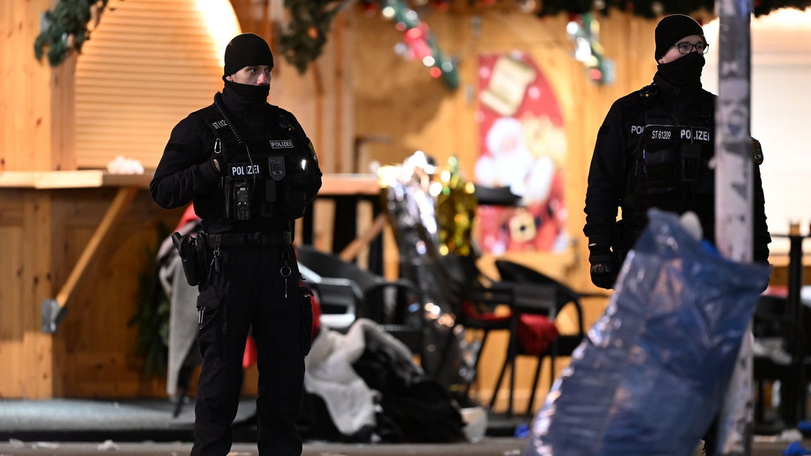 Polizisten sichern den Tatort in Magdeburg.Foto: dpa/Hendrik Schmidt