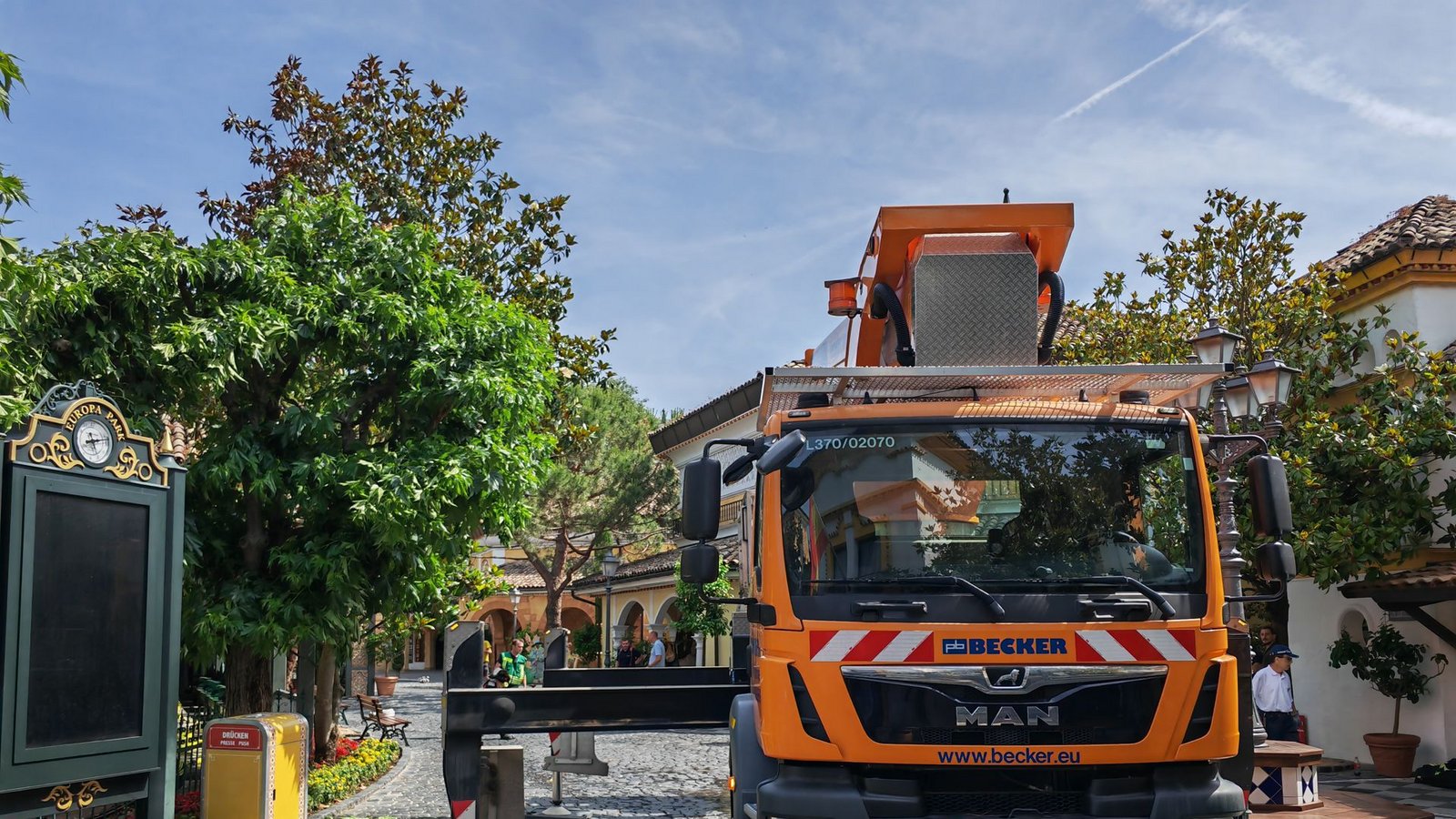 Einsatzkräfte nutzen einen mobilen Kran, um sich einen Überblick über die Brandstelle zu verschaffen.Foto: Erdem Gökalp Einsatzkräfte nutzen einen mobilen Kran, um sich einen Überblick über die Brandstelle zu verschaffen.Foto: Erdem Gökalp