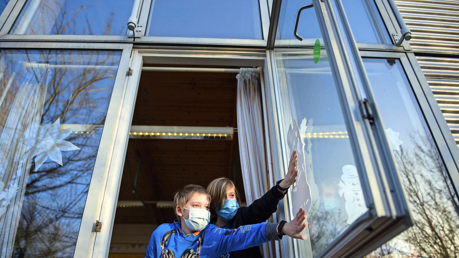 Wechselunterricht, eiskalte Klassenzimmer, Maskenpflicht. Viele Coronamaßnahmen wurden hinterfragt.Foto: dpa/Gregor Fischer Wechselunterricht, eiskalte Klassenzimmer, Maskenpflicht. Viele Coronamaßnahmen wurden hinterfragt.Foto: dpa/Gregor Fischer