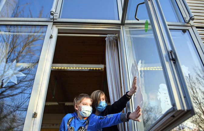 Wechselunterricht, eiskalte Klassenzimmer, Maskenpflicht. Viele Coronamaßnahmen wurden hinterfragt.<span class='image-autor'>Foto: dpa/Gregor Fischer</span>