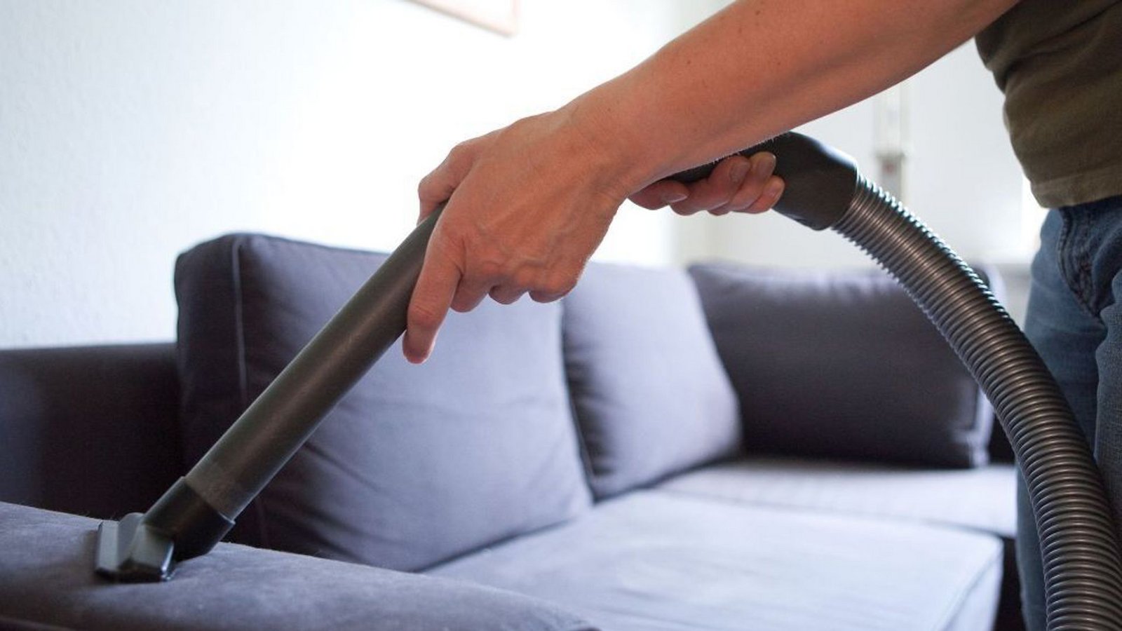 Der Staubsauger ist noch vor neuen Hausfreunden und Hunden der Feind Nummer 1 für jede Katze. Wenn es sich auch noch um eine Wohnungskatze in einer Drei-Zimmer-Wohnung handelt, können Sie sicher sein: Die nächste Pinkel-Attacken-Rache kommt bestimmt.Foto: dpa Der Staubsauger ist noch vor neuen Hausfreunden und Hunden der Feind Nummer 1 für jede Katze. Wenn es sich auch noch um eine Wohnungskatze in einer Drei-Zimmer-Wohnung handelt, können Sie sicher sein: Die nächste Pinkel-Attacken-Rache kommt bestimmt.Foto: dpa