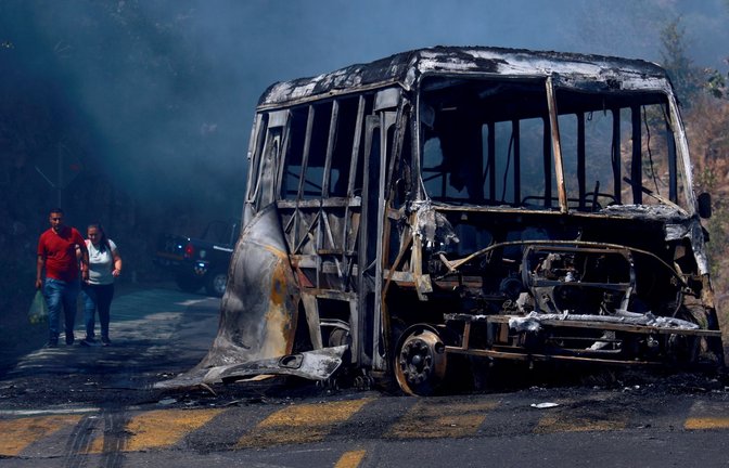 Viele Fahrzeuge und Gebäude wurden in Brand gesetzt.<span class='image-autor'>Foto: Armando Solis/AP/dpa/Armando Solis</span>