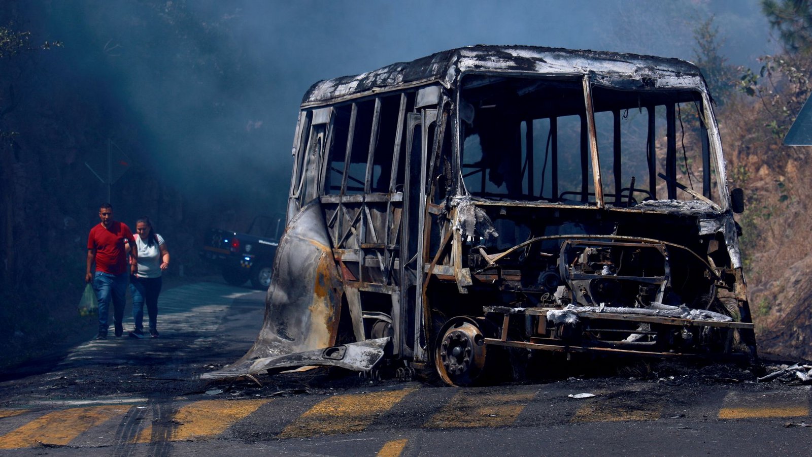 Viele Fahrzeuge und Gebäude wurden in Brand gesetzt.Foto: Armando Solis/AP/dpa/Armando Solis Viele Fahrzeuge und Gebäude wurden in Brand gesetzt.Foto: Armando Solis/AP/dpa/Armando Solis