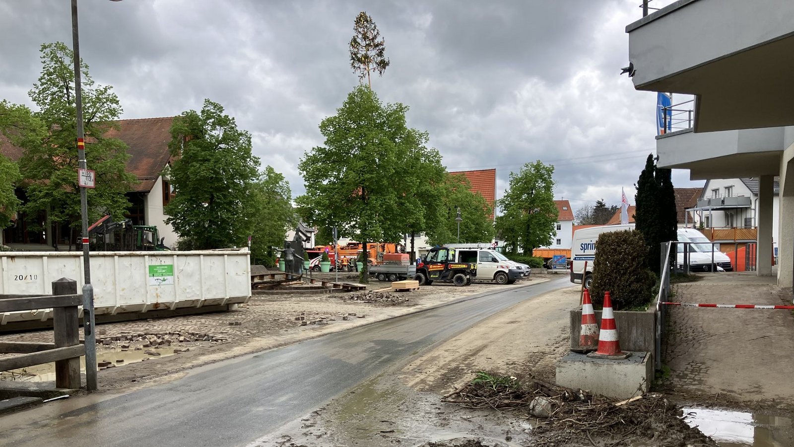 Der Schlamm liegt auf allen Straßen in Bisingen.Foto: STZN/Dürr Der Schlamm liegt auf allen Straßen in Bisingen.Foto: STZN/Dürr