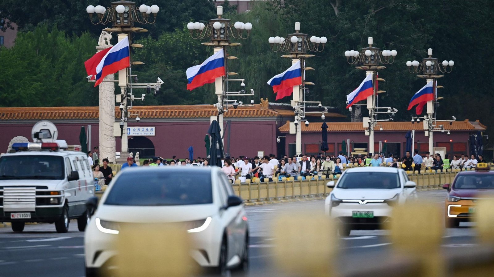 Am Tiananmen Platz rollt der Verkehr an russischen Fahnen vorbei.Foto: GREG BAKER/AFP Am Tiananmen Platz rollt der Verkehr an russischen Fahnen vorbei.Foto: GREG BAKER/AFP