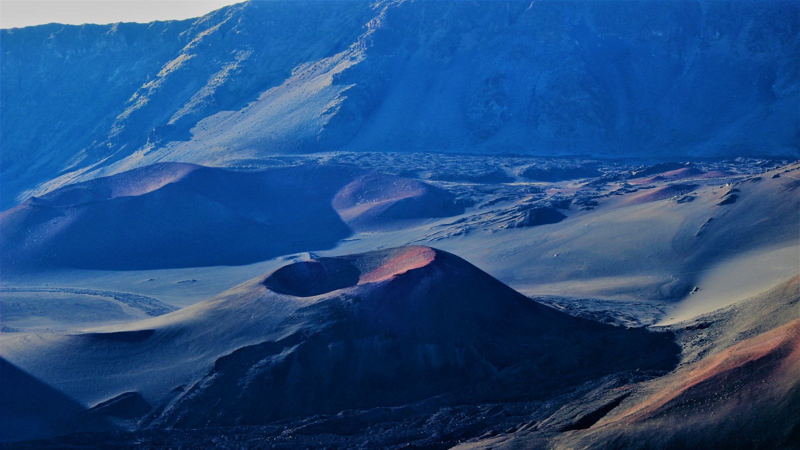 Der Krater des Mount Haleakalā auf Hawaii: Eine Landschaft, die an die Urzeit der frühen Erde erinnern könnte.Foto: Imago/Pond5 Images Der Krater des Mount Haleakalā auf Hawaii: Eine Landschaft, die an die Urzeit der frühen Erde erinnern könnte.Foto: Imago/Pond5 Images