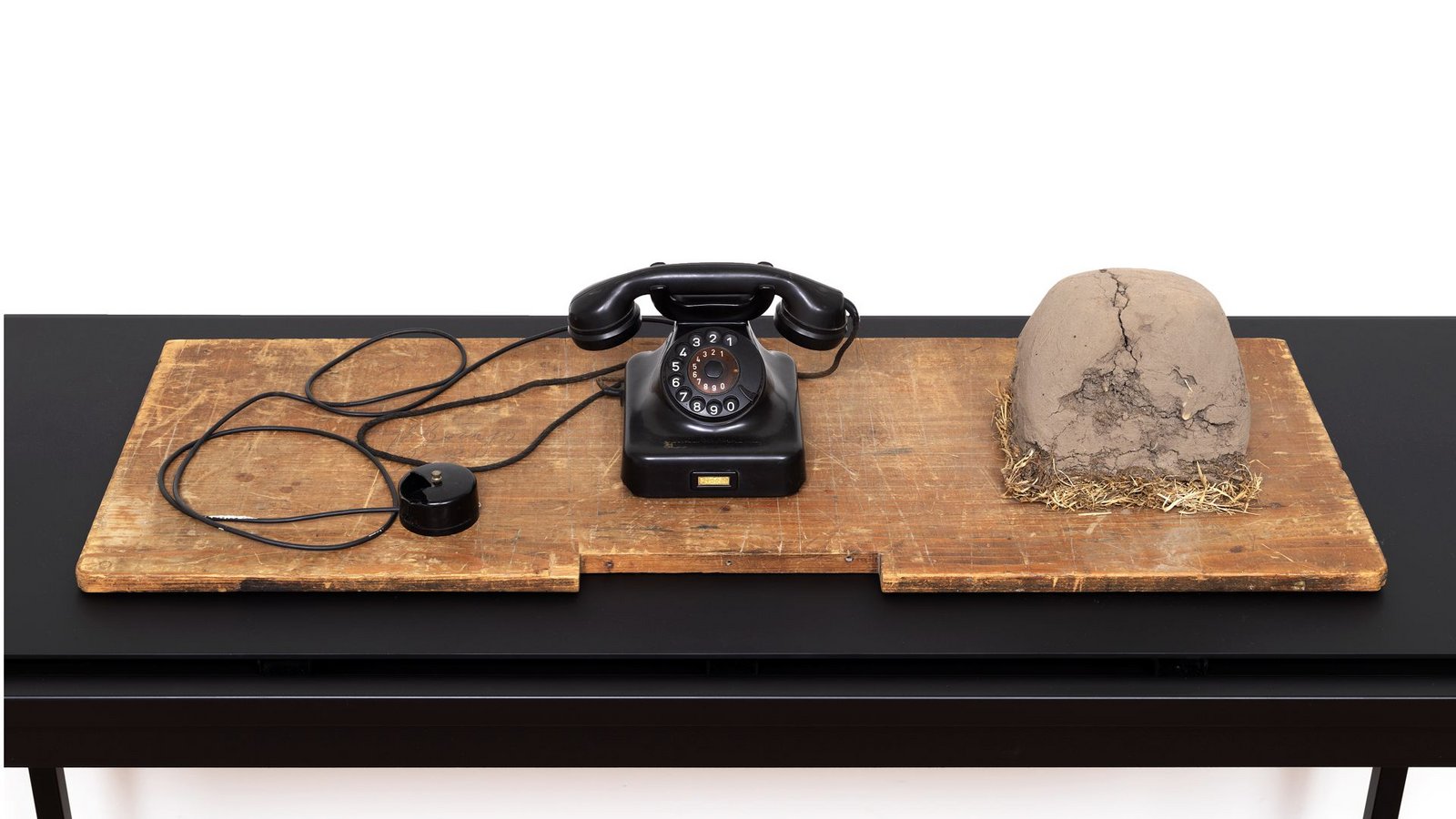 Mutter Natur anrufen: „Erdtelefon“ (1968) von Joseph BeuysFoto: Joseph Beuys Estate VG-Bildkunst, Bonn 2025 Mutter Natur anrufen: „Erdtelefon“ (1968) von Joseph BeuysFoto: Joseph Beuys Estate VG-Bildkunst, Bonn 2025