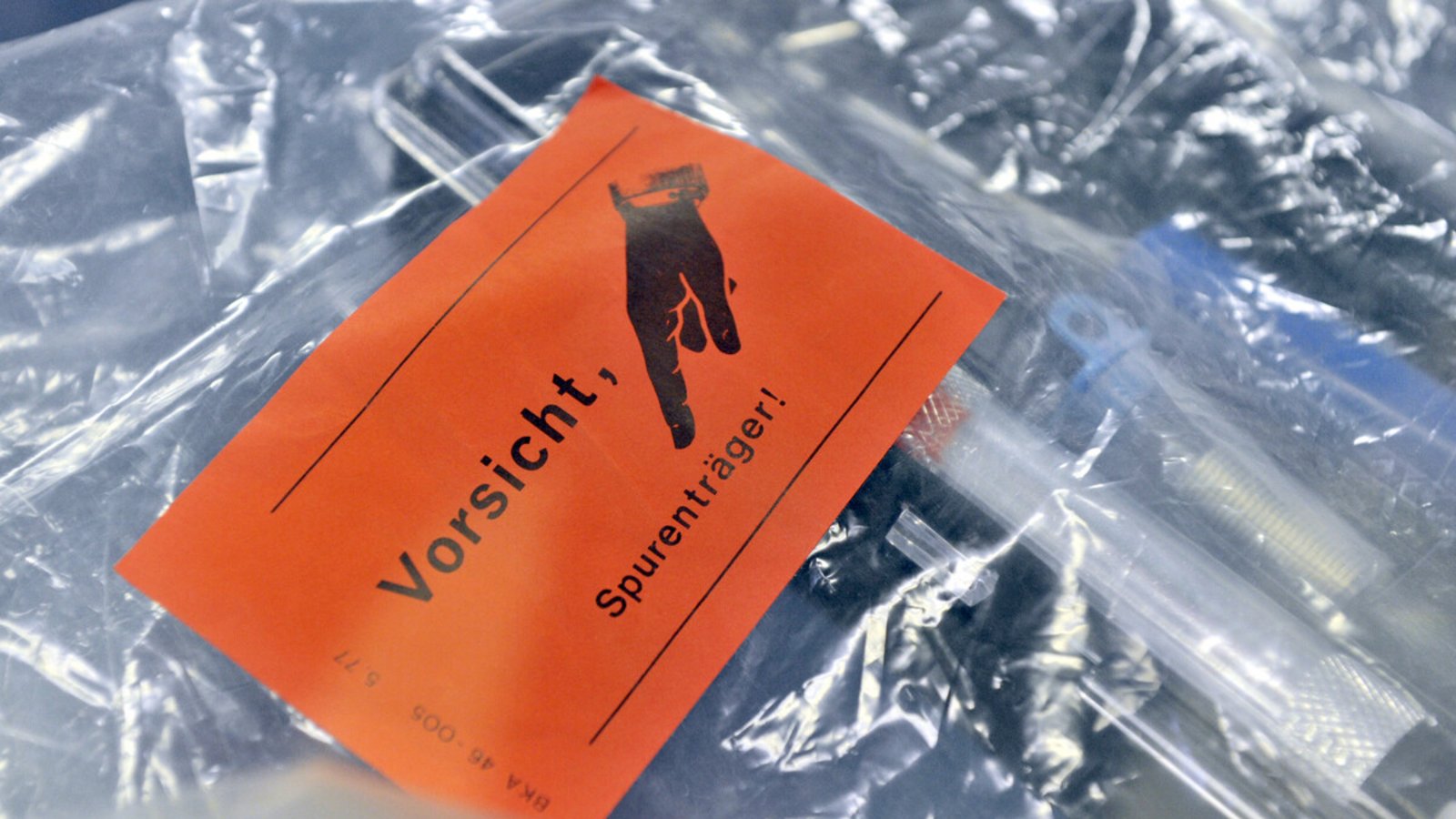 Aktuell muss der Betroffene über eine Durchsuchung informiert werden – und hat das Recht, dabei zu sein. Aktuell muss der Betroffene über eine Durchsuchung informiert werden – und hat das Recht, dabei zu sein.Foto: dpa/Boris Roessler Aktuell muss der Betroffene über eine Durchsuchung informiert werden – und hat das Recht, dabei zu sein. Aktuell muss der Betroffene über eine Durchsuchung informiert werden – und hat das Recht, dabei zu sein.Foto: dpa/Boris Roessler