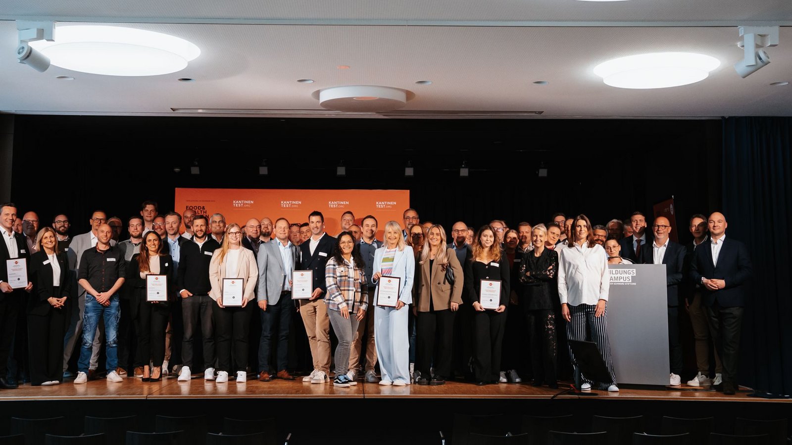 So sehen Siegerinnen und Sieger aus: Die Betreiber der besten Kantinen aus Baden-Württemberg.Foto: Food & Healtn