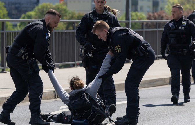 Polizisten brachten die Aktivisten weg.<span class='image-autor'>Foto: dpa/Daniel Schäfer</span>