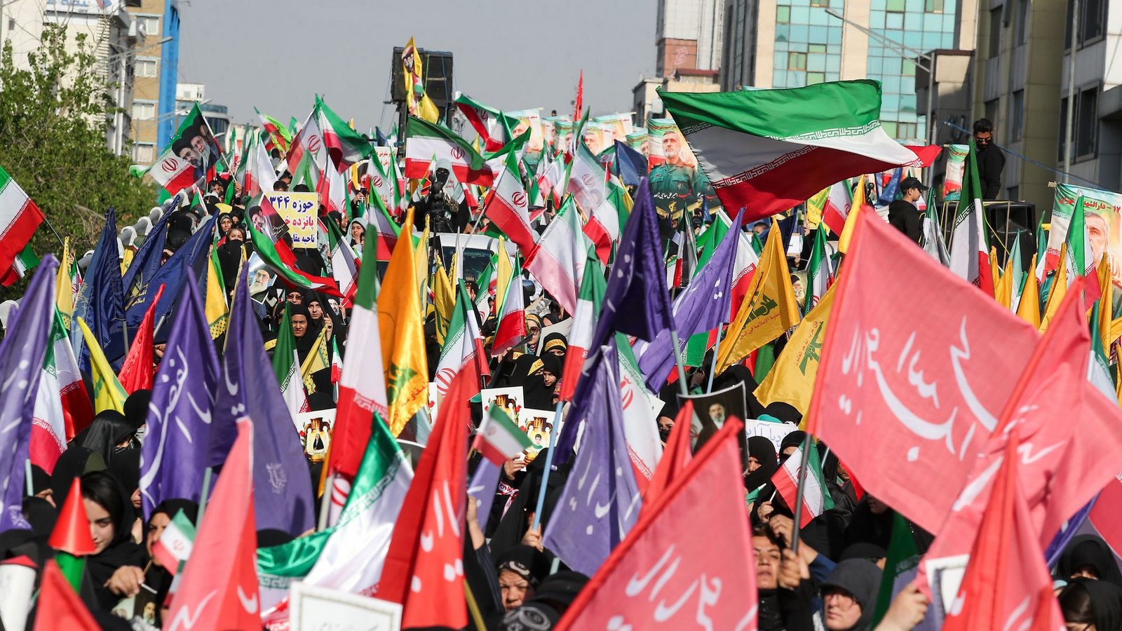 Iranische Frauen nehmen in Teheran an einer Kundgebung unter dem Motto "Geopferte Mädchen" teil, um den während des Krieges getöteten Frauen zu gedenken.Foto: Stringer/dpa