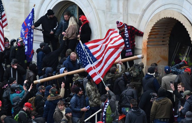 Der Sturm auf das Kapitol in Washington war erst durch das Verbreiten von Verschwörungen auf den Online-Plattformen möglich geworden.<span class='image-autor'>Foto: dpa/Essdras M. Suarez</span>