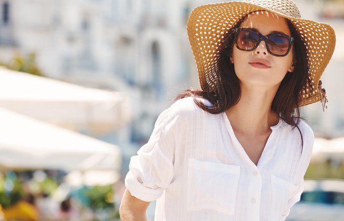 Bei hohen UV-Werten gilt: Sonnenbrille und Kopfbedeckung dürfen nicht fehlen.<span class='image-autor'>Foto: Izabela Magier/ Shutterstock</span>