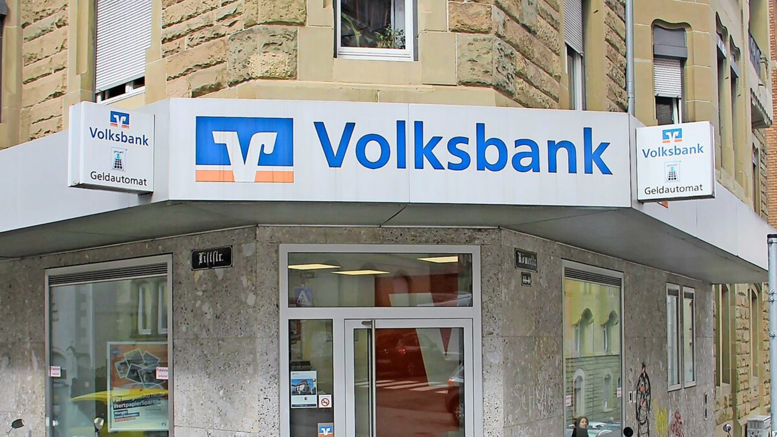 In der ehemaligen Volksbank-Filiale an der Liststraße ist jetzt Modedesignerin Martina Jung zu finden.Foto: Torsten Ströbele In der ehemaligen Volksbank-Filiale an der Liststraße ist jetzt Modedesignerin Martina Jung zu finden.Foto: Torsten Ströbele