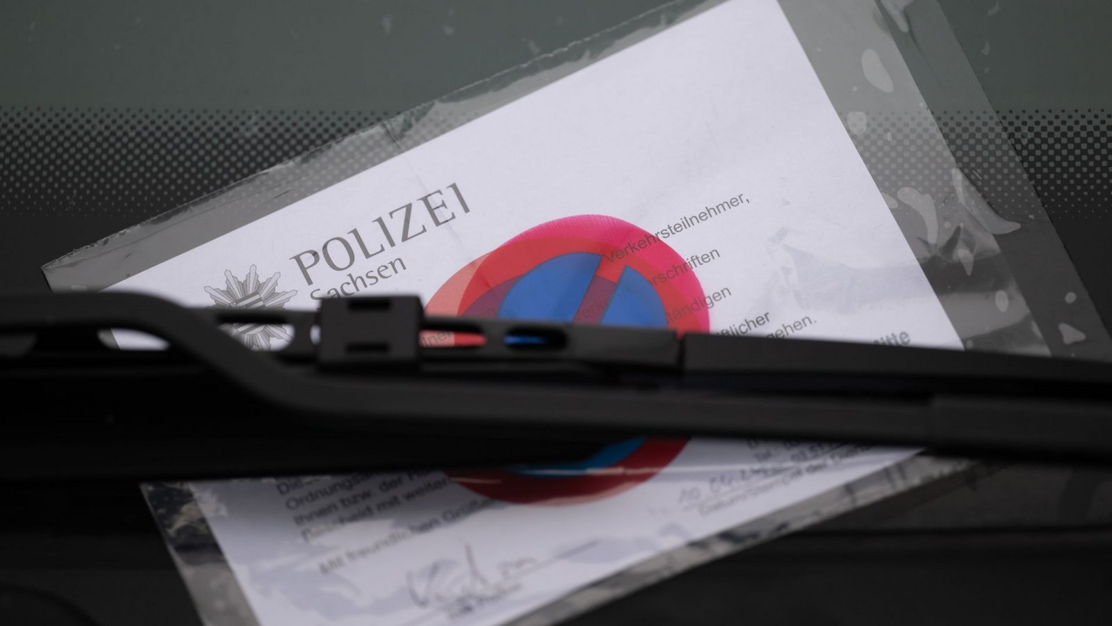 Über Bußgelder für Verkehrsverstöße wollen die Innenministerinnen und Innenminister in Hamburg beraten. Ob hier schon konkrete Beschlüsse gefasst werden, ist allerdings fraglich. (Symbolbild)Foto: Sebastian Kahnert/dpa Über Bußgelder für Verkehrsverstöße wollen die Innenministerinnen und Innenminister in Hamburg beraten. Ob hier schon konkrete Beschlüsse gefasst werden, ist allerdings fraglich. (Symbolbild)Foto: Sebastian Kahnert/dpa