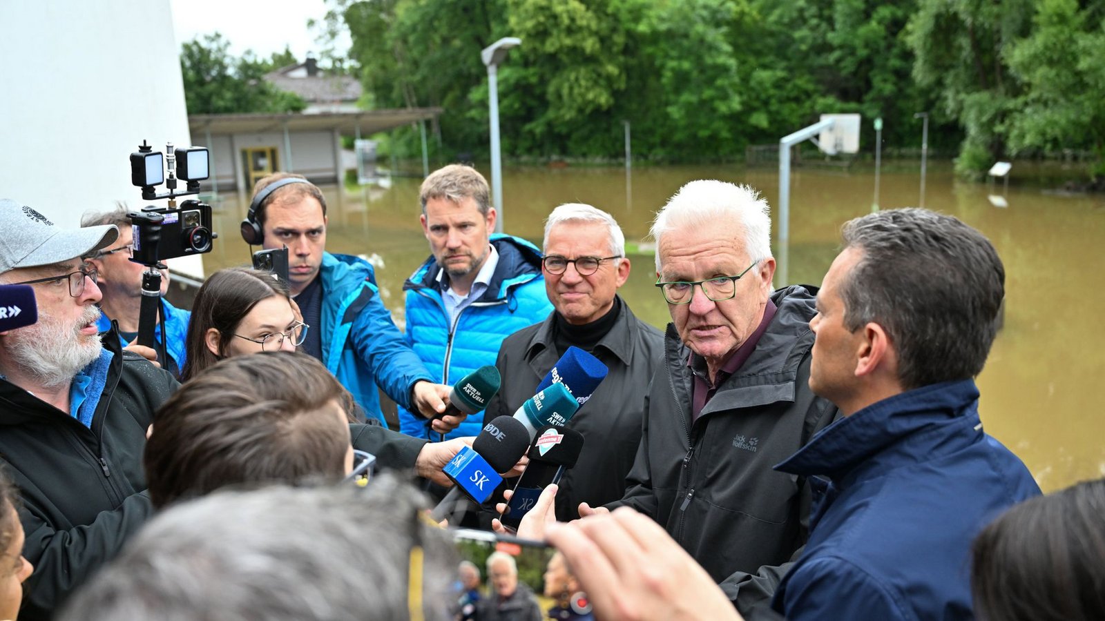 Ministerpräsident Winfried Kretschmann (Grüne, 2.v,r), und Landesinnenminister Thomas Strobl (CDU, 3.v.r.) machen sich in Meckenbeuren im Juni ein Bild von den Schäden.Foto: dpa/Felix Kästle Ministerpräsident Winfried Kretschmann (Grüne, 2.v,r), und Landesinnenminister Thomas Strobl (CDU, 3.v.r.) machen sich in Meckenbeuren im Juni ein Bild von den Schäden.Foto: dpa/Felix Kästle