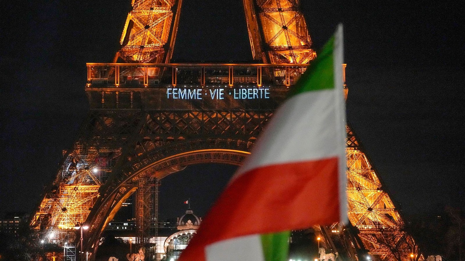 "Frauen - Leben - Freiheit" ist in Solidarität mit den Protesten im Iran auf den Pariser Eiffelturm projiziert.Foto: Michel Euler/AP/dpa