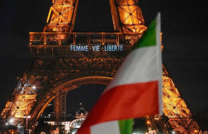 "Frauen - Leben - Freiheit" ist in Solidarität mit den Protesten im Iran auf den Pariser Eiffelturm projiziert.<span class='image-autor'>Foto: Michel Euler/AP/dpa</span>
