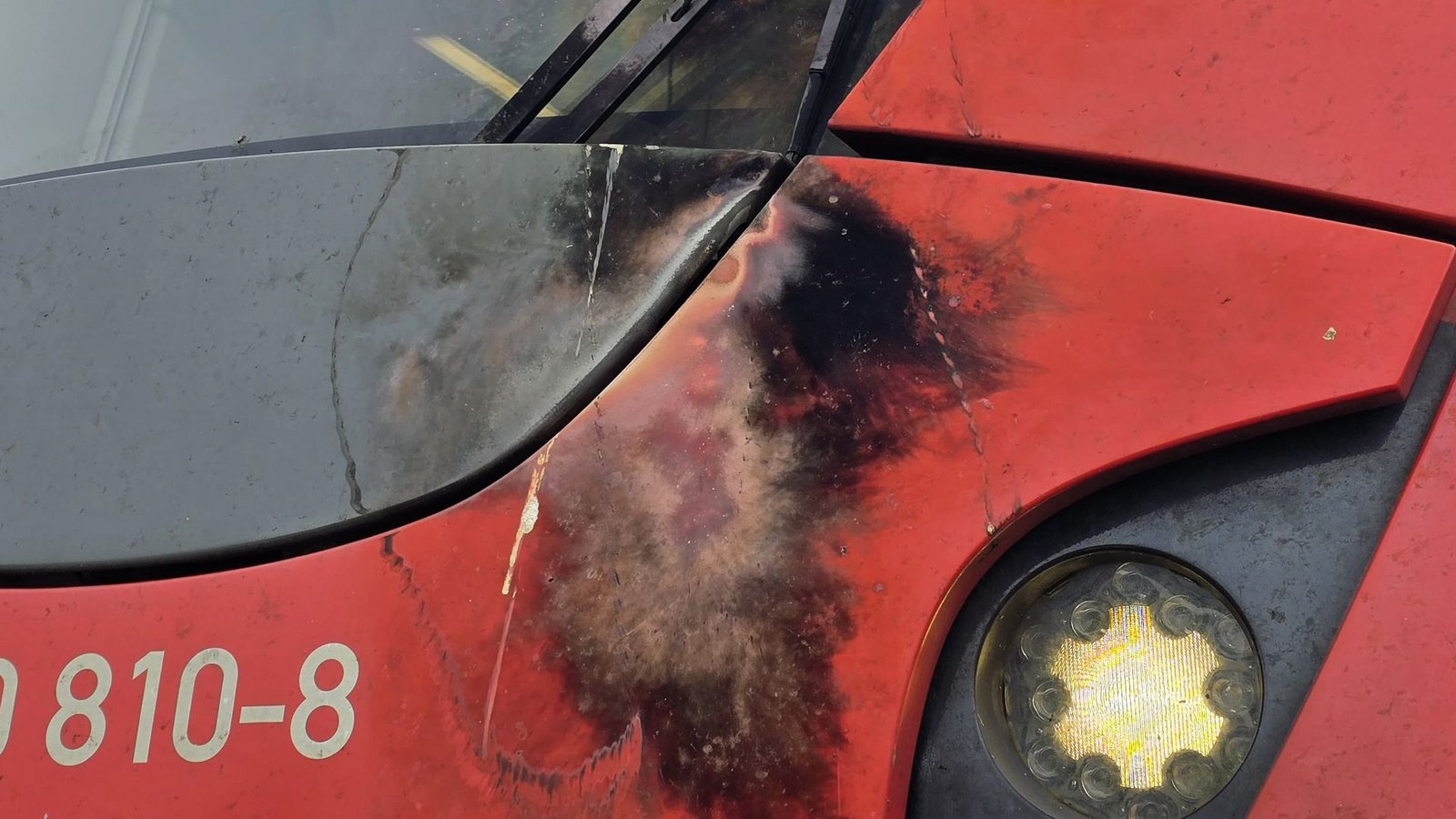 Die defekte Oberleitung hat sichtbare Spuren am Triebwagen hinterlassen.Foto: -/Feuerwehr Haan/dpa