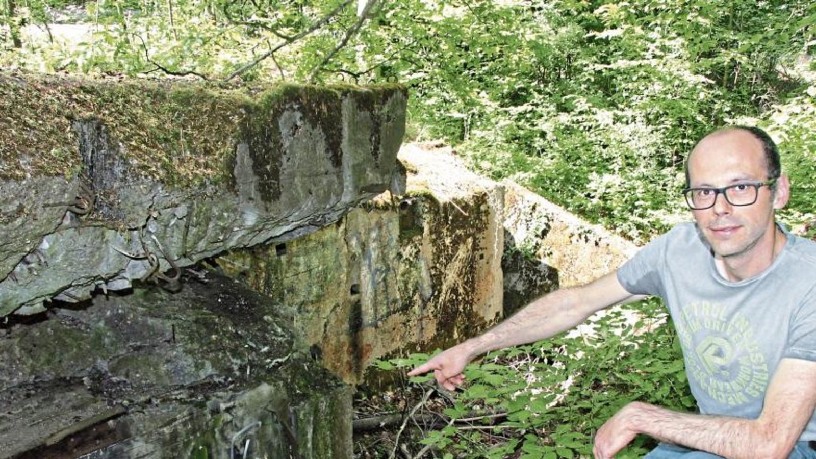 Till Kiener erläutert den Aufbau des nach Kriegsende gesprengten Bunkers PU17. Fotos: Banholzer Till Kiener erläutert den Aufbau des nach Kriegsende gesprengten Bunkers PU17. Fotos: Banholzer