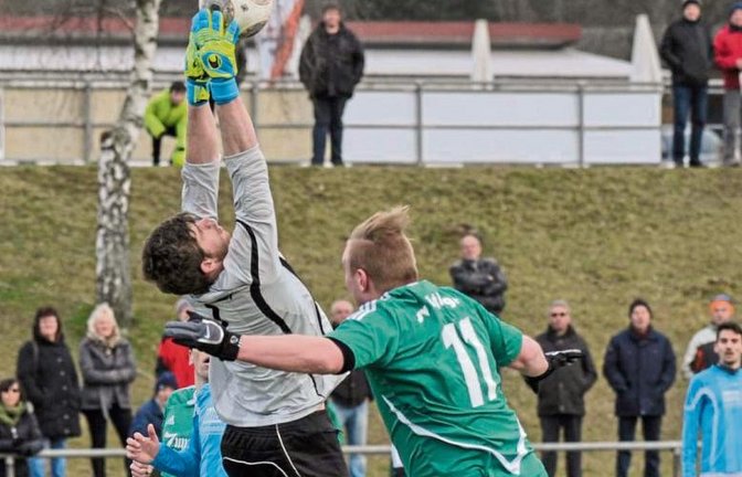 Nussdorfs Torwart Paul Bohn fängt eine Flanke vor Iptingens Stürmer Sascha Burger (rechts) ab, der den Ball nur noch über die Linie hätte drücken müssen. Foto: Leitner