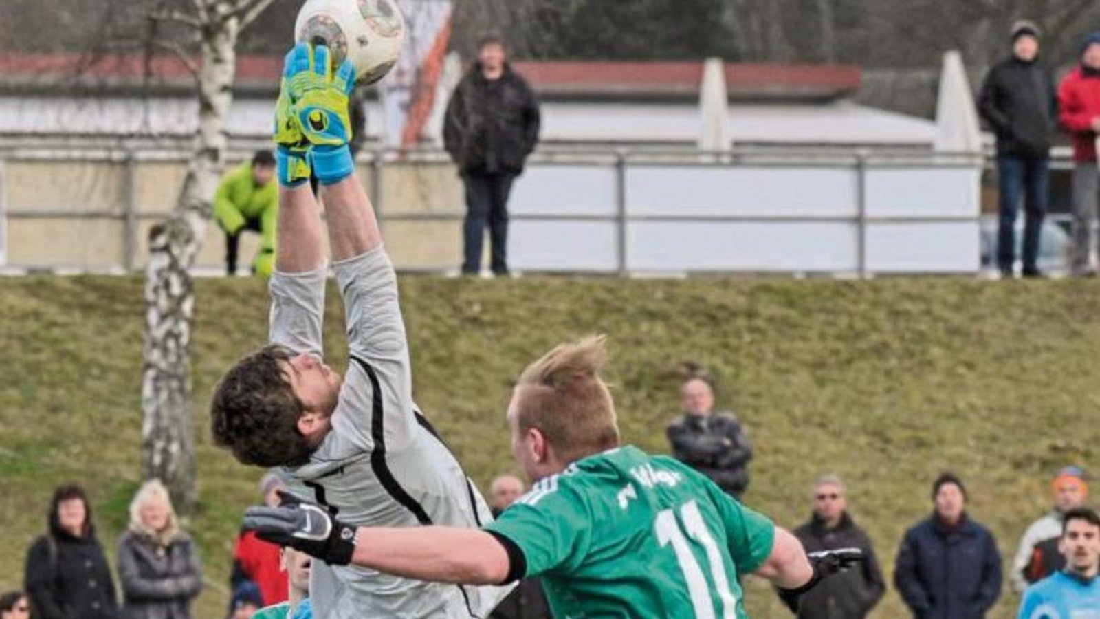 Nussdorfs Torwart Paul Bohn fängt eine Flanke vor Iptingens Stürmer Sascha Burger (rechts) ab, der den Ball nur noch über die Linie hätte drücken müssen. Foto: Leitner