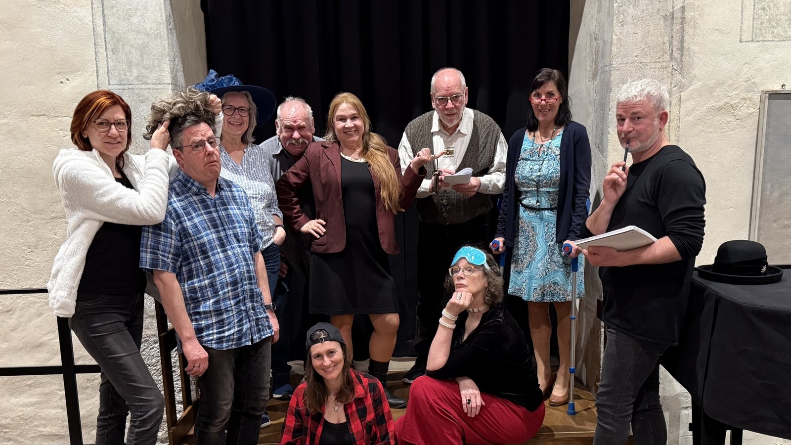 Das Theaterensemble des Vereins Drehscheibe macht sich bereit. Foto: pv Das Theaterensemble des Vereins Drehscheibe macht sich bereit. Foto: pv