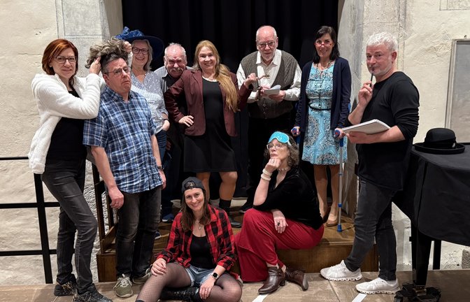 Das Theaterensemble des Vereins Drehscheibe macht sich bereit.  <span class='image-autor'>Foto: pv</span>