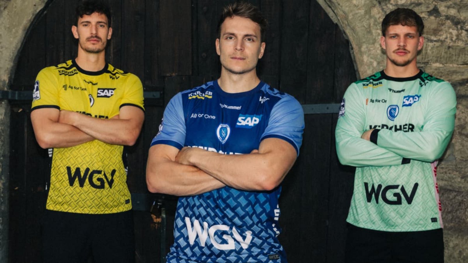 Philipp Meyer, Max Häfner und Jorick Pol (v. li.) präsentieren die neuen Trikots des Handball-Bundesligisten TVB Stuttgart.TVB Stuttgart/Nina Ludwig Philipp Meyer, Max Häfner und Jorick Pol (v. li.) präsentieren die neuen Trikots des Handball-Bundesligisten TVB Stuttgart.TVB Stuttgart/Nina Ludwig
