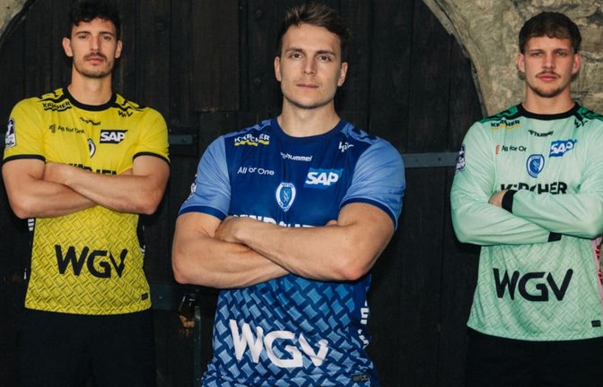 Philipp Meyer, Max Häfner und Jorick Pol (v. li.) präsentieren die neuen Trikots des Handball-Bundesligisten TVB Stuttgart.<span class='image-autor'>TVB Stuttgart/Nina Ludwig</span>