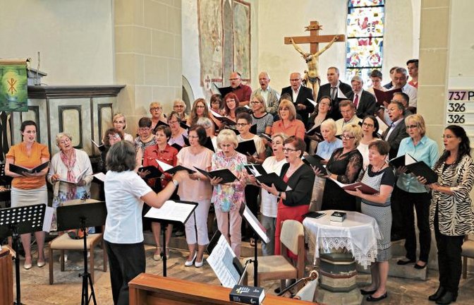 Die seltene Gelegenheit, im Gottesdienst mitzusingen, wurde gerne angenommen.  Foto: p