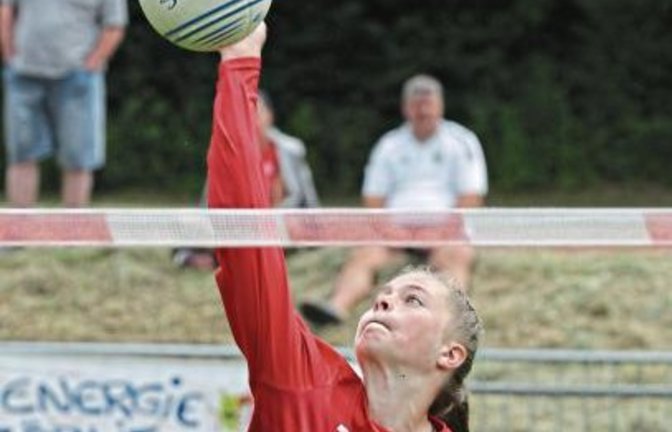Ricarda Stübbe hat ein super Wochenende erwischt. Im ersten Satz gegen Waibstadt schlug sie 14 Asse und sorgte damit fast im Alleingang dafür, dass der Durchgang an die U-18-Faustballerinnen des TVV ging. Foto: Archiv/Nachreiner