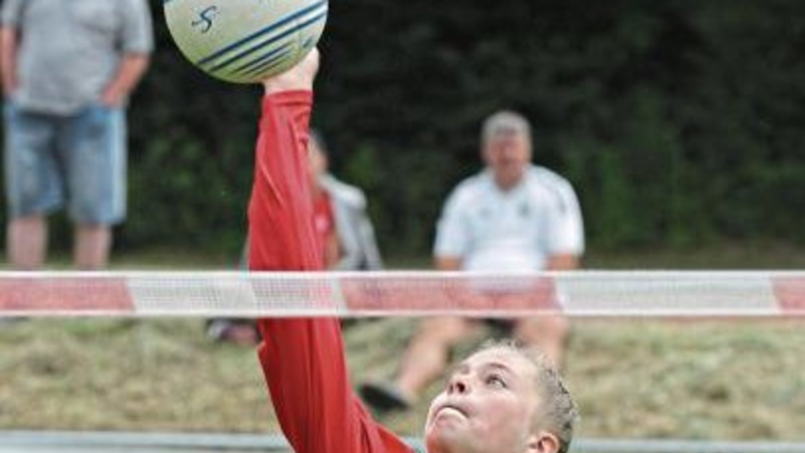 Ricarda Stübbe hat ein super Wochenende erwischt. Im ersten Satz gegen Waibstadt schlug sie 14 Asse und sorgte damit fast im Alleingang dafür, dass der Durchgang an die U-18-Faustballerinnen des TVV ging. Foto: Archiv/Nachreiner Ricarda Stübbe hat ein super Wochenende erwischt. Im ersten Satz gegen Waibstadt schlug sie 14 Asse und sorgte damit fast im Alleingang dafür, dass der Durchgang an die U-18-Faustballerinnen des TVV ging. Foto: Archiv/Nachreiner