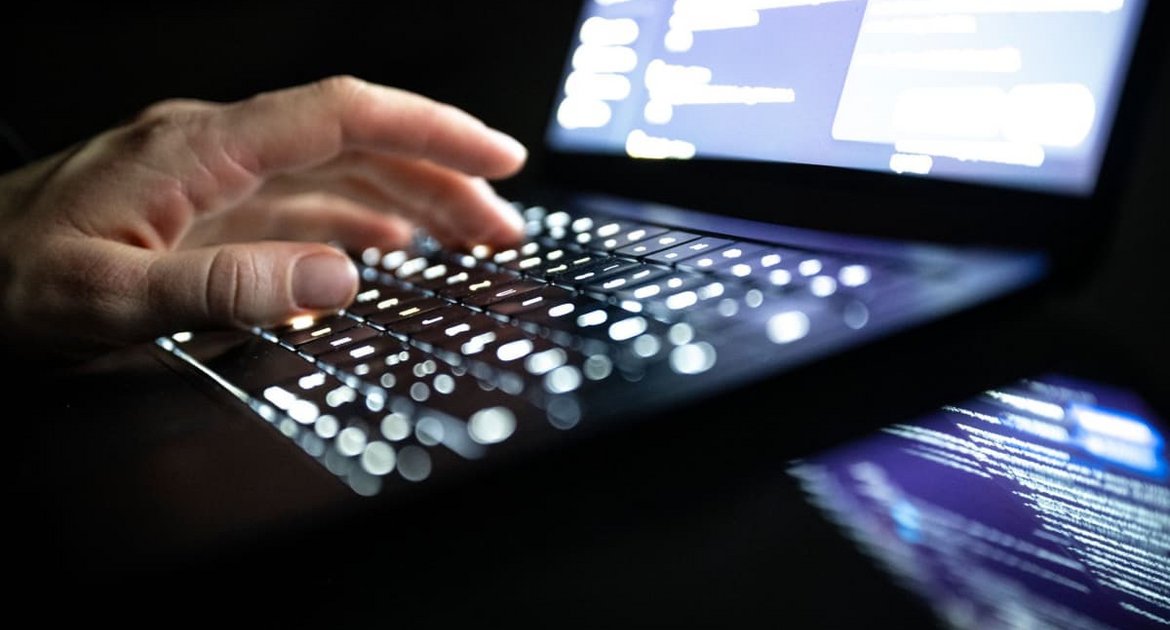 Eine Person tippt mit den Fingern auf einer beleuchteten Laptop-Tastatur. (gestellte Szene) (zu dpa: «Nach Hacker-Angriff auf CDU-Konto ermitteln Cyber-Experten»)