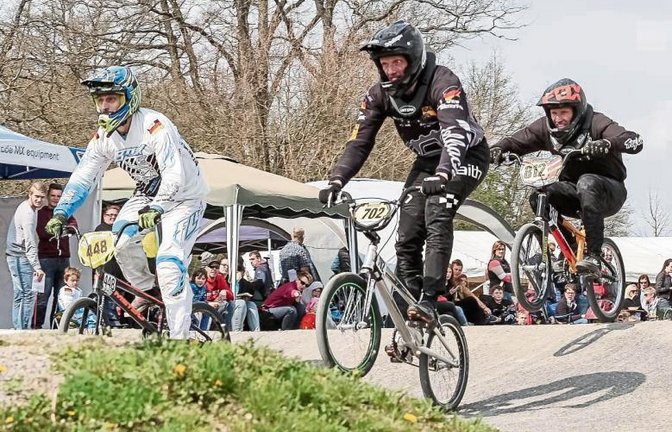 In der Altersklasse 30+ fuhr der Mönsheimer Uwe Skrzypek (Mitte) vom MSC Strudelbachtal vor Jörg Strempfer (links) und Andreas Kofink zum Tagessieg. Foto: Simecek