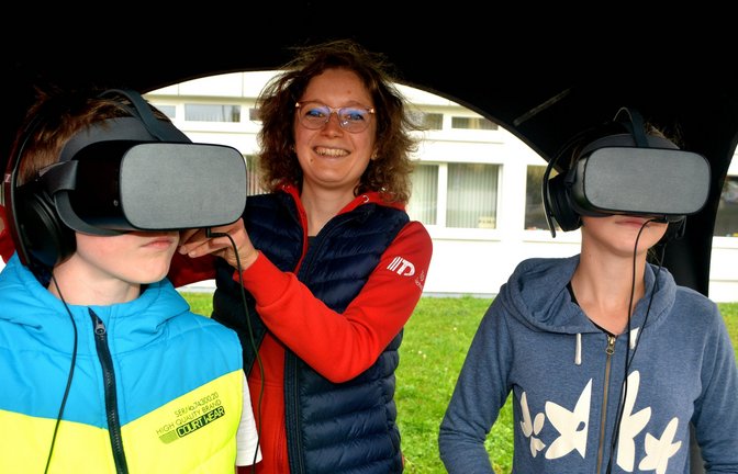 Beim Dachdecker gibt es den virtuellen Ausflug aufs Dach: Sarah Berner setzt Lena und Benjamin Langenstein die VR-Brille auf.