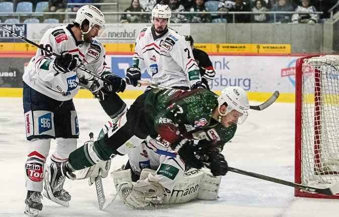 Da mehrere etatmäßige Stürmer fehlten, taten sich die Bietigheimer wie Robin Just (Mitte) gegen die Heilbronner Matthias Forster (von links), Goalie Stefan Ridderwall sowie Patrik Vogl schwer. Foto: Simecek
