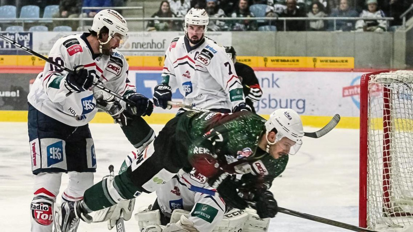 Da mehrere etatmäßige Stürmer fehlten, taten sich die Bietigheimer wie Robin Just (Mitte) gegen die Heilbronner Matthias Forster (von links), Goalie Stefan Ridderwall sowie Patrik Vogl schwer. Foto: Simecek