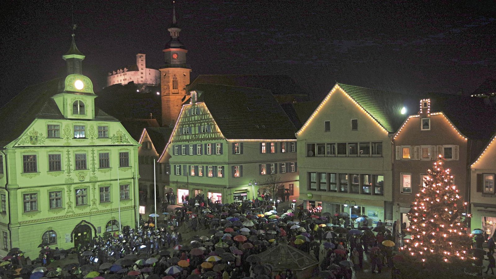 Hunderte Zuhörer und potenzielle Mitsänger versammeln sich am Dienstagabend auf dem Vaihinger Marktplatz zum Konzert des Musikvereins der Löwenstadt. Zwischenzeitlich „erblühten“ die Regenschirme. Fotos: Romanowski (3), Stahlfeld (2) Hunderte Zuhörer und potenzielle Mitsänger versammeln sich am Dienstagabend auf dem Vaihinger Marktplatz zum Konzert des Musikvereins der Löwenstadt. Zwischenzeitlich „erblühten“ die Regenschirme. Fotos: Romanowski (3), Stahlfeld (2)