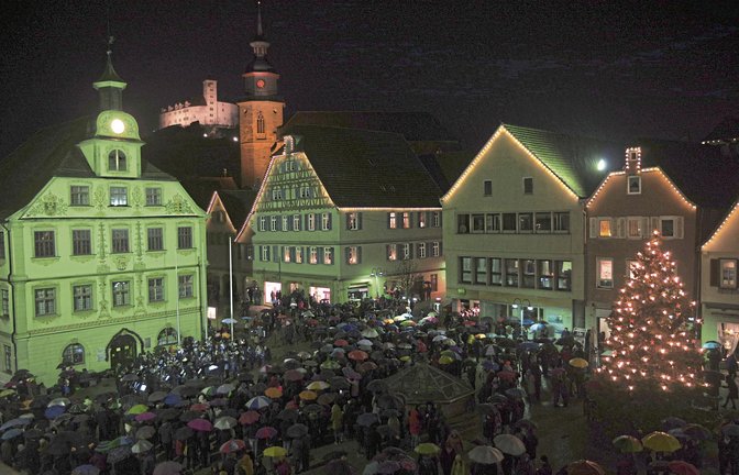 Hunderte Zuhörer und potenzielle Mitsänger versammeln sich am Dienstagabend auf dem Vaihinger Marktplatz zum Konzert des Musikvereins der Löwenstadt. Zwischenzeitlich „erblühten“ die Regenschirme.  Fotos: Romanowski (3), Stahlfeld (2)