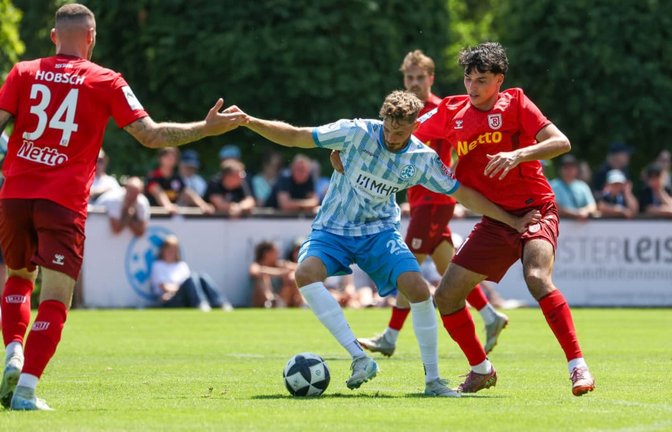 Kickers-Neuzugang Luca Trslic behauptet den Ball im Spiel gegen Jahn Regensburg<span class='image-autor'>Baumann/Julia Rahn</span>