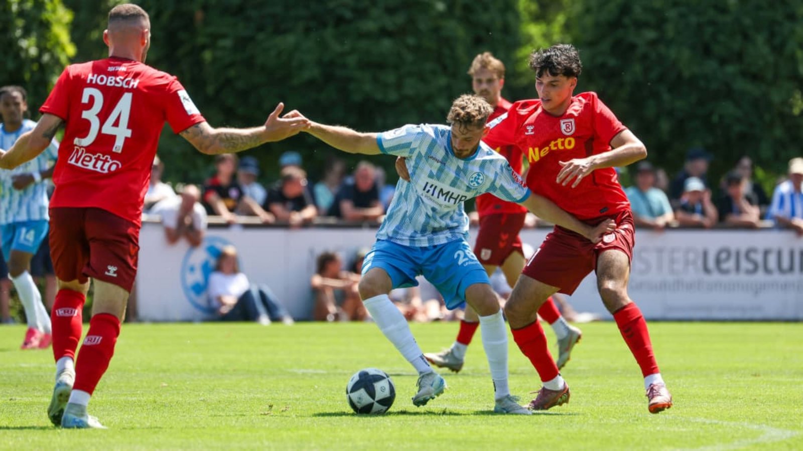 Kickers-Neuzugang Luca Trslic behauptet den Ball im Spiel gegen Jahn RegensburgBaumann/Julia Rahn Kickers-Neuzugang Luca Trslic behauptet den Ball im Spiel gegen Jahn RegensburgBaumann/Julia Rahn