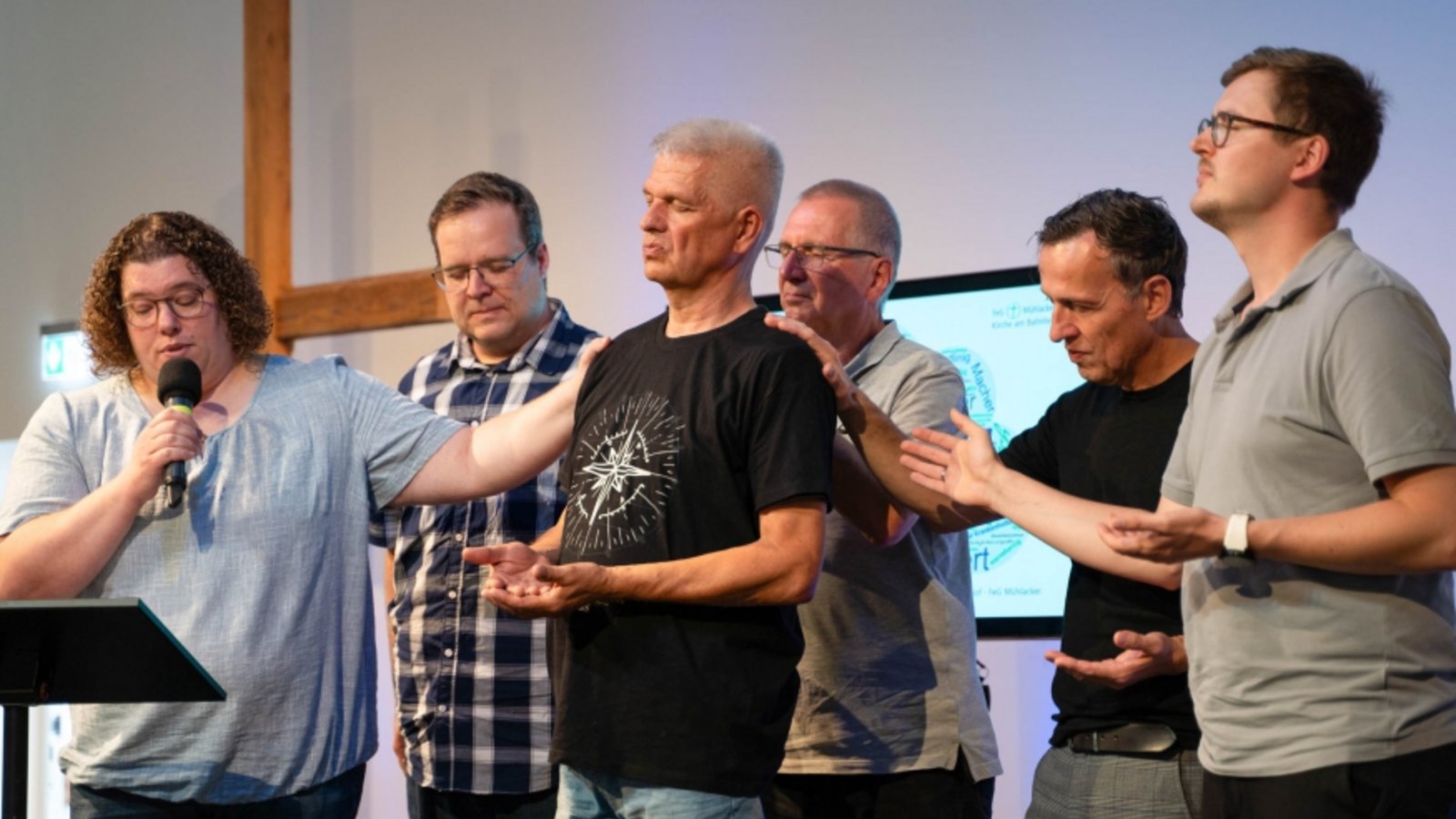 Freie evangelische Gemeinde Kirche am Bahnhof Mühlacker Pastor Dietrich Ebeling wird von der Gemeindeleitung entpflichtet und gesegnet Foto:p
