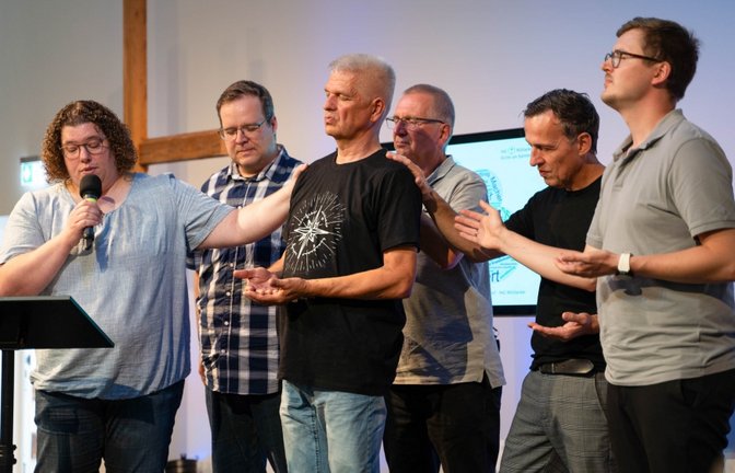 Freie evangelische Gemeinde Kirche am Bahnhof Mühlacker Pastor Dietrich Ebeling wird von der Gemeindeleitung entpflichtet und gesegnet Foto:p