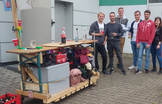 Beim OGV-Kleinglattbach waren am 1. Mai auch besondere Gruppen unterwegs, wie diese jungen Leute mit selbstgebasteltem „Bollerwagen“, berichtet Lothar Wunderlich zu seinem Schnappschuss.
