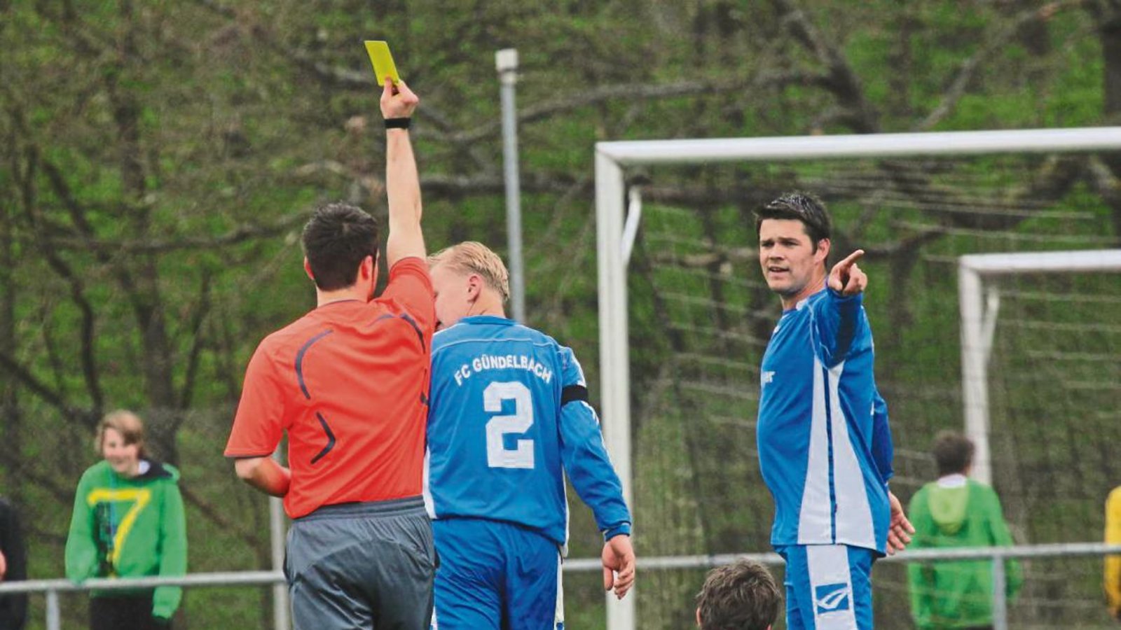 Beliebt sind die Schiedsrichter für ihre Entscheidungen oft nicht – ohne sie geht es im Fußball aber erst recht nicht. Foto: Archiv/Küppers Beliebt sind die Schiedsrichter für ihre Entscheidungen oft nicht – ohne sie geht es im Fußball aber erst recht nicht. Foto: Archiv/Küppers